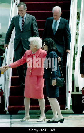 USA, 2018. *** Foto *** George H.W. Bush hat in Camp Springs, Maryland. 00-11-1992 Präsident George H.W. Bush zusammen mit First Lady Barbara Bush kommen an Andrews Air Force on Air Force One. Reisen mit dem US-Präsidenten ist der israelische Präsident Yitzhak Rabin und First Lady Lea Rabin. Credit: Mark Reinstein/MediaPunch Stockfoto