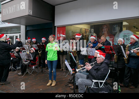 Orpington, UK, 1. Dezember 2018, Interessenvertretung für alle Liebe Band, alle in Santa Hüte, spielen in der Öffentlichkeit trotz der schweren Regenfälle in Orpington, Kent. Sie Fundraising wurden als die Nächstenliebe advocacy and self advocacy Dienstleistungen für Menschen in Kent, South East London, Sutton & Kingston, die Sie unterstützen eine größere Sprach- und ein besseres Leben zu haben. Credit: Keith Larby/Alamy leben Nachrichten Stockfoto