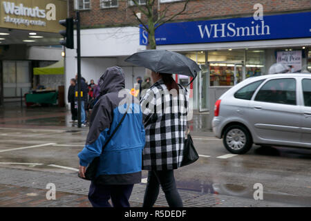 Orpington, UK, 1. Dezember 2018, den Einkaufsmöglichkeiten in Orpington Krankenhaus an einem Samstag Morgen, trotz der starken Regenfälle. Credit: Keith Larby/Alamy leben Nachrichten Stockfoto