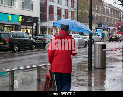 Orpington, UK, 1. Dezember 2018, den Einkaufsmöglichkeiten in Orpington Krankenhaus an einem Samstag Morgen, trotz der starken Regenfälle. Credit: Keith Larby/Alamy leben Nachrichten Stockfoto