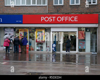 Orpington, UK, 1. Dezember 2018, den Einkaufsmöglichkeiten in Orpington Krankenhaus an einem Samstag Morgen, trotz der starken Regenfälle. Credit: Keith Larby/Alamy leben Nachrichten Stockfoto