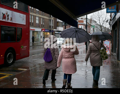 Orpington, UK, 1. Dezember 2018, den Einkaufsmöglichkeiten in Orpington Krankenhaus an einem Samstag Morgen, trotz der starken Regenfälle. Credit: Keith Larby/Alamy leben Nachrichten Stockfoto