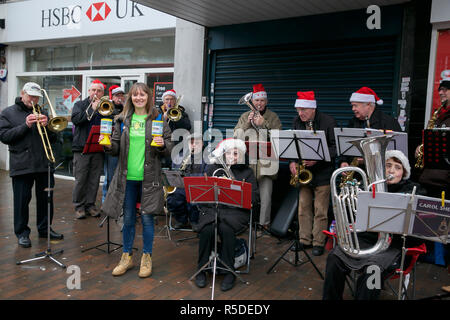 Orpington, UK, 1. Dezember 2018, Interessenvertretung für alle Liebe Band, alle in Santa Hüte, spielen in der Öffentlichkeit trotz der schweren Regenfälle in Orpington, Kent. Sie Fundraising wurden als die Nächstenliebe advocacy and self advocacy Dienstleistungen für Menschen in Kent, South East London, Sutton & Kingston, die Sie unterstützen eine größere Sprach- und ein besseres Leben zu haben. Credit: Keith Larby/Alamy leben Nachrichten Stockfoto