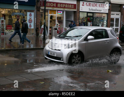 Orpington, UK, 1. Dezember 2018, den Einkaufsmöglichkeiten in Orpington Krankenhaus an einem Samstag Morgen, trotz der starken Regenfälle. Credit: Keith Larby/Alamy leben Nachrichten Stockfoto