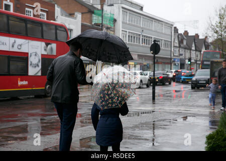 Orpington, UK, 1. Dezember 2018, den Einkaufsmöglichkeiten in Orpington Krankenhaus an einem Samstag Morgen, trotz der starken Regenfälle. Credit: Keith Larby/Alamy leben Nachrichten Stockfoto