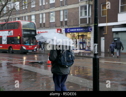 Orpington, UK, 1. Dezember 2018, den Einkaufsmöglichkeiten in Orpington Krankenhaus an einem Samstag Morgen, trotz der starken Regenfälle. Credit: Keith Larby/Alamy leben Nachrichten Stockfoto