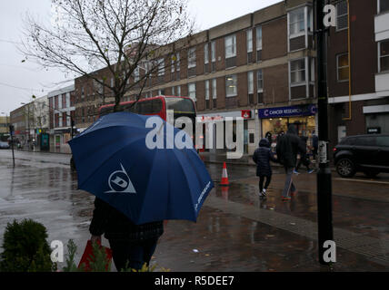 Orpington, UK, 1. Dezember 2018, den Einkaufsmöglichkeiten in Orpington Krankenhaus an einem Samstag Morgen, trotz der starken Regenfälle. Credit: Keith Larby/Alamy leben Nachrichten Stockfoto