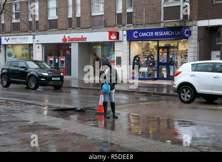 Orpington, UK, 1. Dezember 2018, den Einkaufsmöglichkeiten in Orpington Krankenhaus an einem Samstag Morgen, trotz der starken Regenfälle. Credit: Keith Larby/Alamy leben Nachrichten Stockfoto