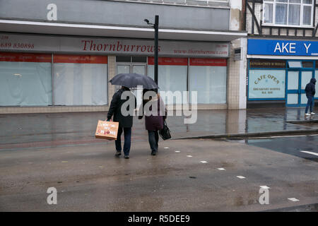 Orpington, UK, 1. Dezember 2018, den Einkaufsmöglichkeiten in Orpington Krankenhaus an einem Samstag Morgen, trotz der starken Regenfälle. Credit: Keith Larby/Alamy leben Nachrichten Stockfoto