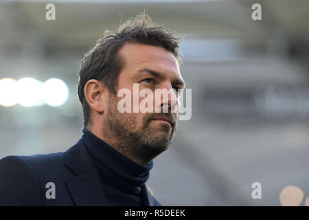 Stuttgart, Deutschland. 01 Dez, 2018. Fussball: Bundesliga, VfB Stuttgart - FC Augsburg 13. Spieltag in der Mercedes Benz-Arena. Stuttgart Trainer Markus Weinzierl vor dem Spiel. Credit: Marijan Murat/dpa - WICHTIGER HINWEIS: In Übereinstimmung mit den Anforderungen der DFL Deutsche Fußball Liga oder der DFB Deutscher Fußball-Bund ist es untersagt, zu verwenden oder verwendet Fotos im Stadion und/oder das Spiel in Form von Bildern und/oder Videos - wie Foto Sequenzen getroffen haben./dpa/Alamy leben Nachrichten Stockfoto