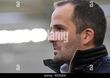 Stuttgart, Deutschland. 01 Dez, 2018. Fussball: Bundesliga, VfB Stuttgart - FC Augsburg 13. Spieltag in der Mercedes Benz-Arena. Augsburg Trainer Manuel Baum vor dem Spiel. Credit: Marijan Murat/dpa - WICHTIGER HINWEIS: In Übereinstimmung mit den Anforderungen der DFL Deutsche Fußball Liga oder der DFB Deutscher Fußball-Bund ist es untersagt, zu verwenden oder verwendet Fotos im Stadion und/oder das Spiel in Form von Bildern und/oder Videos - wie Foto Sequenzen getroffen haben./dpa/Alamy leben Nachrichten Stockfoto