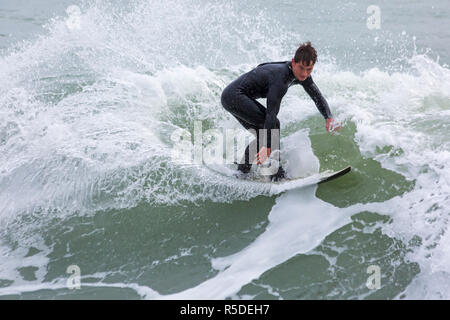 Bournemouth, Dorset, Großbritannien. 1. Dezember 2018. Surfer an der Küste der großen Wellen surfen am Strand von Bournemouth. In Aktion auf Surfbrett Reiten die Wellen Surfer. Credit: Carolyn Jenkins/Alamy leben Nachrichten Stockfoto