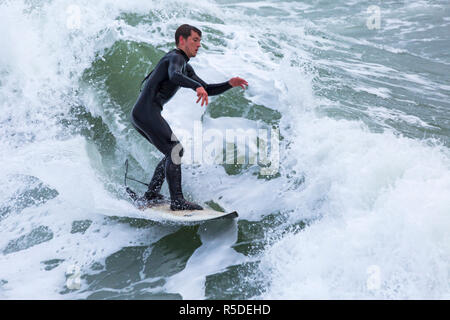 Bournemouth, Dorset, Großbritannien. 1. Dezember 2018. Surfer an der Küste der großen Wellen surfen am Strand von Bournemouth. In Aktion auf Surfbrett Reiten die Wellen Surfer. Credit: Carolyn Jenkins/Alamy leben Nachrichten Stockfoto