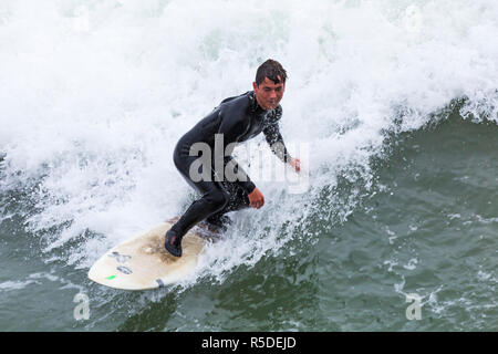 Bournemouth, Dorset, Großbritannien. 1. Dezember 2018. Surfer an der Küste der großen Wellen surfen am Strand von Bournemouth. In Aktion auf Surfbrett Reiten die Wellen Surfer. Credit: Carolyn Jenkins/Alamy leben Nachrichten Stockfoto