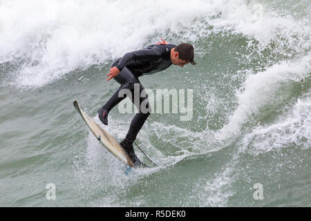 Bournemouth, Dorset, Großbritannien. 1. Dezember 2018. Surfer an der Küste der großen Wellen surfen am Strand von Bournemouth. In Aktion auf Surfbrett Reiten die Wellen Surfer. Credit: Carolyn Jenkins/Alamy leben Nachrichten Stockfoto