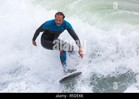 Bournemouth, Dorset, Großbritannien. 1. Dezember 2018. Surfer an der Küste der großen Wellen surfen am Strand von Bournemouth. In Aktion auf Surfbrett Reiten die Wellen Surfer. Credit: Carolyn Jenkins/Alamy leben Nachrichten Stockfoto