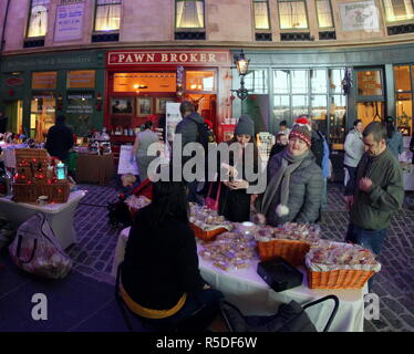 Glasgow, Schottland, Großbritannien, 1. Dezember, 2018. Die jährlichen Riverside Christmas Festival in der berühmten Stadt Riverside Transport Museum heute sowie ihre Märkte innerhalb und schaustellerbetrieben draußen hatte Weihnachten Weihnachtsmänner aleaping für Nächstenliebe als Menschen bungee sprang im Kostüm für verschiedene Nächstenliebe mit den britischen Bungee Club. Gerard Fähre / Alamy news Credit: Gerard Fähre / alamy Leben Nachrichten Stockfoto