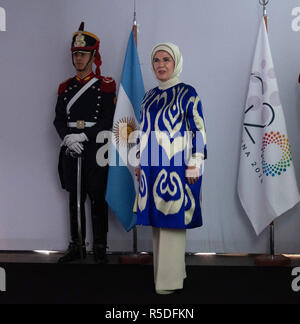 Buenos Aires, Argentinien. 1. Dezember 2018. Ermine Erdogan, die Ehefrau des Präsidenten der Türkei, kommt zu einer Tagung im Museum für Lateinamerikanische Kunst (malba) in Buenos Aires. Partner der Staats- und Regierungschefs der G20-Länder sind eingeladen, einen Rundgang durch das Kunstmuseum zu nehmen. Credit: Carlos Brigo/dpa/Alamy leben Nachrichten Stockfoto