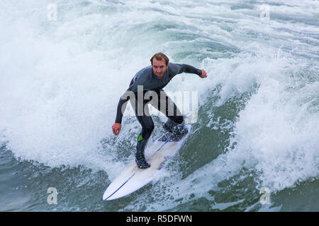 Bournemouth, Dorset, Großbritannien. 1. Dezember 2018. Surfer an der Küste der großen Wellen surfen am Strand von Bournemouth. In Aktion auf Surfbrett Reiten die Wellen Surfer. Credit: Carolyn Jenkins/Alamy leben Nachrichten Stockfoto