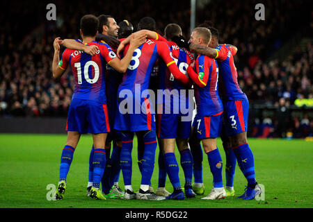 London, Großbritannien. 1. Dezember 2018. James McArthur von Crystal Palace (3. rechts) feiert mit seinen Mannschaftskameraden, nachdem das erste Tor seines Teams zählen. Premier League match, Crystal Palace v Burnley an Selhurst Park in London am Samstag, den 1. Dezember 2018. Dieses Bild dürfen nur für redaktionelle Zwecke verwendet werden. Nur die redaktionelle Nutzung, eine Lizenz für die gewerbliche Nutzung erforderlich. Keine Verwendung in Wetten, Spiele oder einer einzelnen Verein/Liga/player Publikationen. Credit: Andrew Orchard sport Fotografie/Alamy Live News Credit: Andrew Orchard sport Fotografie/Alamy leben Nachrichten Stockfoto