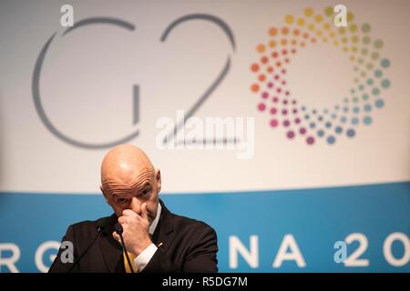 Buenos Aires, Argentinien. 1. Dezember, 2018. FIFA-Präsident Gianni Infantino reagiert bei einer Pressekonferenz auf dem G20-Gipfel in Buenos Aires, Argentinien, Dez. 1, 2018. Credit: Li Ming/Xinhua/Alamy leben Nachrichten Stockfoto