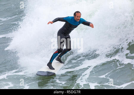 Bournemouth, Dorset, Großbritannien. 1. Dezember 2018. Surfer an der Küste der großen Wellen surfen am Strand von Bournemouth. In Aktion auf Surfbrett Reiten die Wellen Surfer. Credit: Carolyn Jenkins/Alamy leben Nachrichten Stockfoto