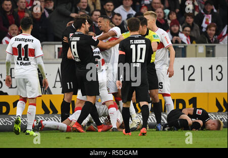 Stuttgart, Deutschland. 01 Dez, 2018. Fussball: Bundesliga, VfB Stuttgart - FC Augsburg 13. Spieltag in der Mercedes Benz-Arena. Rudel Bildung. Credit: Marijan Murat/dpa - WICHTIGER HINWEIS: In Übereinstimmung mit den Anforderungen der DFL Deutsche Fußball Liga oder der DFB Deutscher Fußball-Bund ist es untersagt, zu verwenden oder verwendet Fotos im Stadion und/oder das Spiel in Form von Bildern und/oder Videos - wie Foto Sequenzen getroffen haben./dpa/Alamy leben Nachrichten Stockfoto