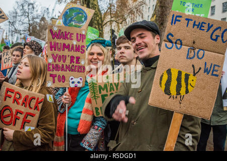 Whitehall, London, 1. Dezember 2018. Die Kampagne gegen den Klimawandel zusammen mit Mitgliedern des Aussterbens Rebellion melden Sie anderen Gruppen über das, was sie sehen, wie eine drohende Klimawandel Katastrophe und ökologischen Kollaps und gegen Fracking und die Erweiterung des Flughafens Heathrow zu protestieren. Credit: Guy Bell/Alamy leben Nachrichten Stockfoto