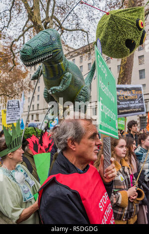 Whitehall, London, 1. Dezember 2018. Die Kampagne gegen den Klimawandel zusammen mit Mitgliedern des Aussterbens Rebellion melden Sie anderen Gruppen über das, was sie sehen, wie eine drohende Klimawandel Katastrophe und ökologischen Kollaps und gegen Fracking und die Erweiterung des Flughafens Heathrow zu protestieren. Credit: Guy Bell/Alamy leben Nachrichten Stockfoto