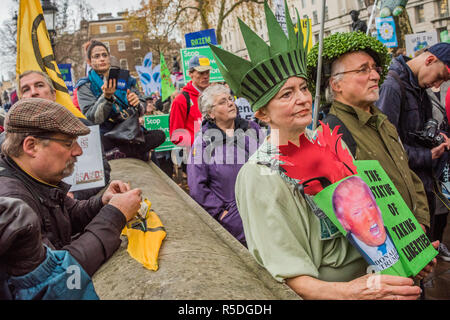 Whitehall, London, 1. Dezember 2018. Die Kampagne gegen den Klimawandel zusammen mit Mitgliedern des Aussterbens Rebellion melden Sie anderen Gruppen über das, was sie sehen, wie eine drohende Klimawandel Katastrophe und ökologischen Kollaps und gegen Fracking und die Erweiterung des Flughafens Heathrow zu protestieren. Credit: Guy Bell/Alamy leben Nachrichten Stockfoto