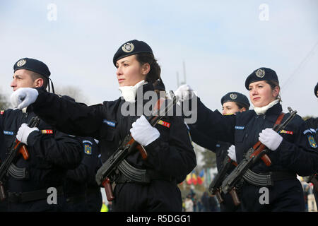 Bukarest, Rumänien. 1. Dezember 2018. Rumänische Soldaten beteiligen sich in einer militärischen Parade der 100 nationalen Tag in Bukarest, Rumänien, Dez. 1, 2018 zu feiern. Rumänien hat am Samstag eine große Militärparade der Centennial Nationalfeiertag, mit über 4.000 Rumänische und ausländische Soldaten zu Feiern unter dem Triumphbogen im Norden von Bukarest bis März. Credit: Gabriel Petrescu/Xinhua/Alamy leben Nachrichten Stockfoto