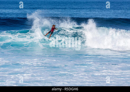 Punta Blanca, Alcala, Teneriffa. Surfer in Aktion an der Westküste von Teneriffa, Kanarische Inseln, Spanien. Stockfoto