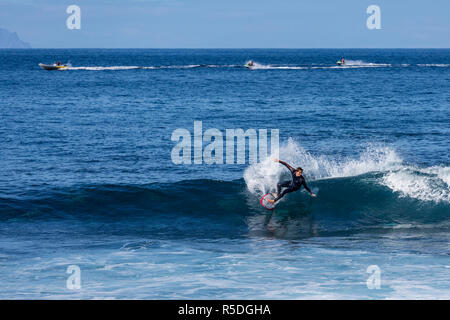 Punta Blanca, Alcala, Teneriffa. Surfer in Aktion an der Westküste von Teneriffa, Kanarische Inseln, Spanien. Stockfoto