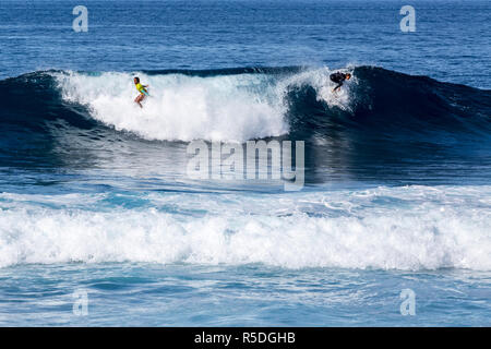 Punta Blanca, Alcala, Teneriffa. Surfer in Aktion an der Westküste von Teneriffa, Kanarische Inseln, Spanien. Stockfoto