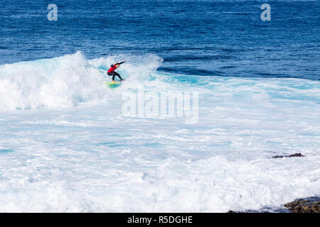 Punta Blanca, Alcala, Teneriffa. Surfer in Aktion an der Westküste von Teneriffa, Kanarische Inseln, Spanien. Stockfoto