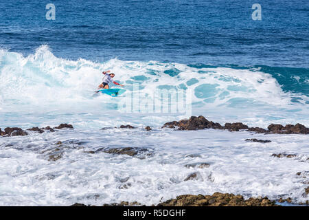 Punta Blanca, Alcala, Teneriffa. Surfer in Aktion an der Westküste von Teneriffa, Kanarische Inseln, Spanien. Stockfoto