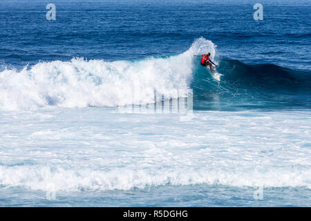 Punta Blanca, Alcala, Teneriffa. Surfer in Aktion an der Westküste von Teneriffa, Kanarische Inseln, Spanien. Stockfoto