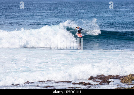 Punta Blanca, Alcala, Teneriffa. Surfer in Aktion an der Westküste von Teneriffa, Kanarische Inseln, Spanien. Stockfoto