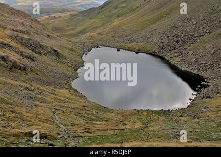 UK Coniston Cumbria GROSSBRITANNIEN. Ziegen Wasser nahe Coniston Old Man und Dow Crag im englischen Lake District, Cumbria GROSSBRITANNIEN. Stockfoto