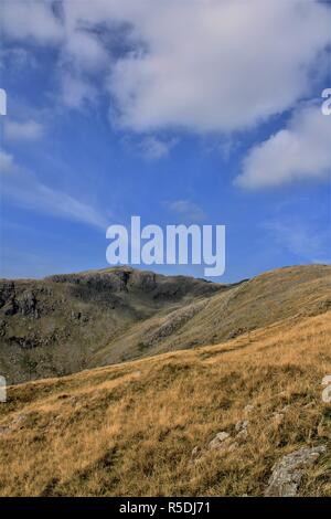 UK Coniston Cumbria GROSSBRITANNIEN. Englischen Lake District, Cumbria. Blick über das Tal der roten Dell in der Coniston Mountain Range. UK ländliche Szene Wetherlam. Stockfoto