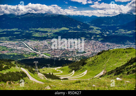 Einen malerischen Panoramablick auf die Tiroler Landeshauptstadt Innsbruck, Österreich - eingebettet in den Bergen der Alpen - von der Oberseite der Seegrube erfasst Stockfoto