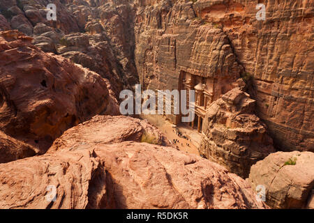 Jordanien, Petra-Wadi Musa, alten nabatäischen Felsenstadt Petra, erhöhten Blick auf die Treasury, A-Khazneh Al-Khubta-Trail Stockfoto