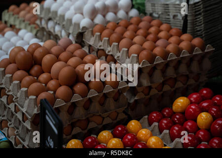 Huhn Eier mit während Eierschale in einem Karton verpacken. Haufen von Hühnereiern aus dem Dorf. Leckeres Frühstück. Eier auf dem Zähler. Gebrochene Ei. Stockfoto