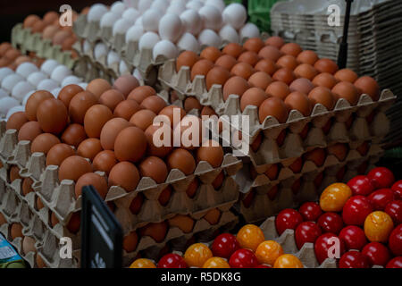 Huhn Eier mit während Eierschale in einem Karton verpacken. Haufen von Hühnereiern aus dem Dorf. Leckeres Frühstück. Eier auf dem Zähler. Gebrochene Ei. Stockfoto