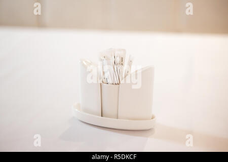 In der Nähe von Salz und Pfefferstreuer auf dem Tisch im Restaurant Stockfoto