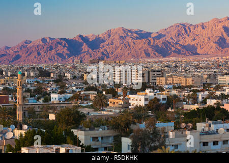 Jordan, Aqaba, erhöhte Stadtansicht, Sonnenuntergang Stockfoto