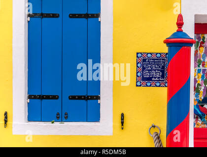 Blaue Fensterläden Fenster in gelbes Gebäude Stockfoto