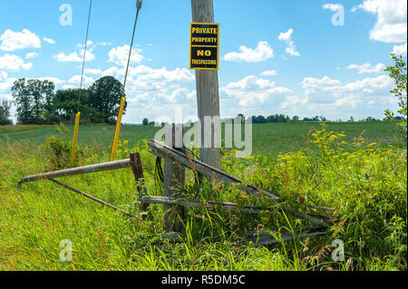 Private Eigenschaft Zeichen auf hölzernen Pfosten Stockfoto