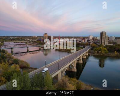 Luftaufnahme von einer Brücke über den Saskatchewan River während einer lebhaften Sonnenaufgang in den Herbst zu gehen. In Saskatoon, SK, Kanada. Stockfoto