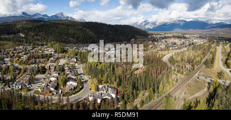 Antenne Panoramablick auf Wohnhäuser in einem kleinen Alpenstadt während eines bewölkten Tag. In Jasper, Alberta, Kanada. Stockfoto